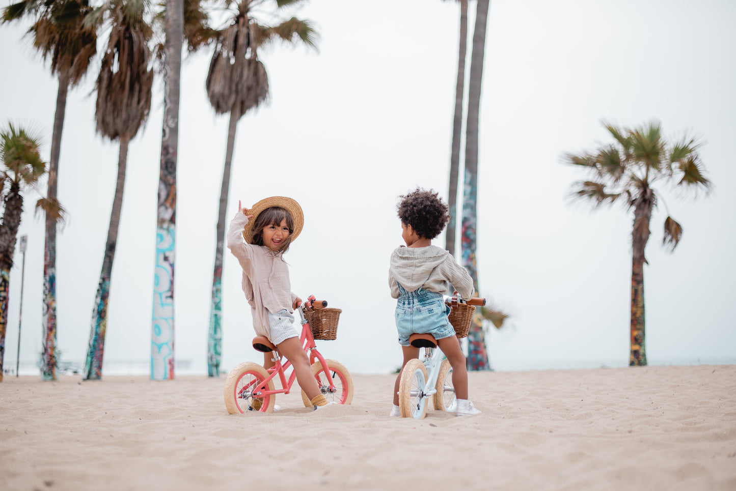 kinder fahren glücklich laufräder am strand