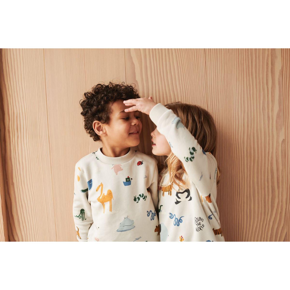 Thora Sweatshirt Around The World