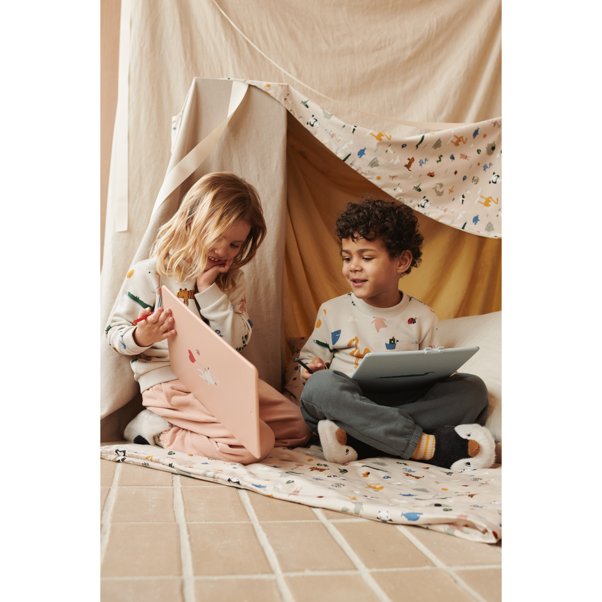 Thora Sweatshirt Around The World