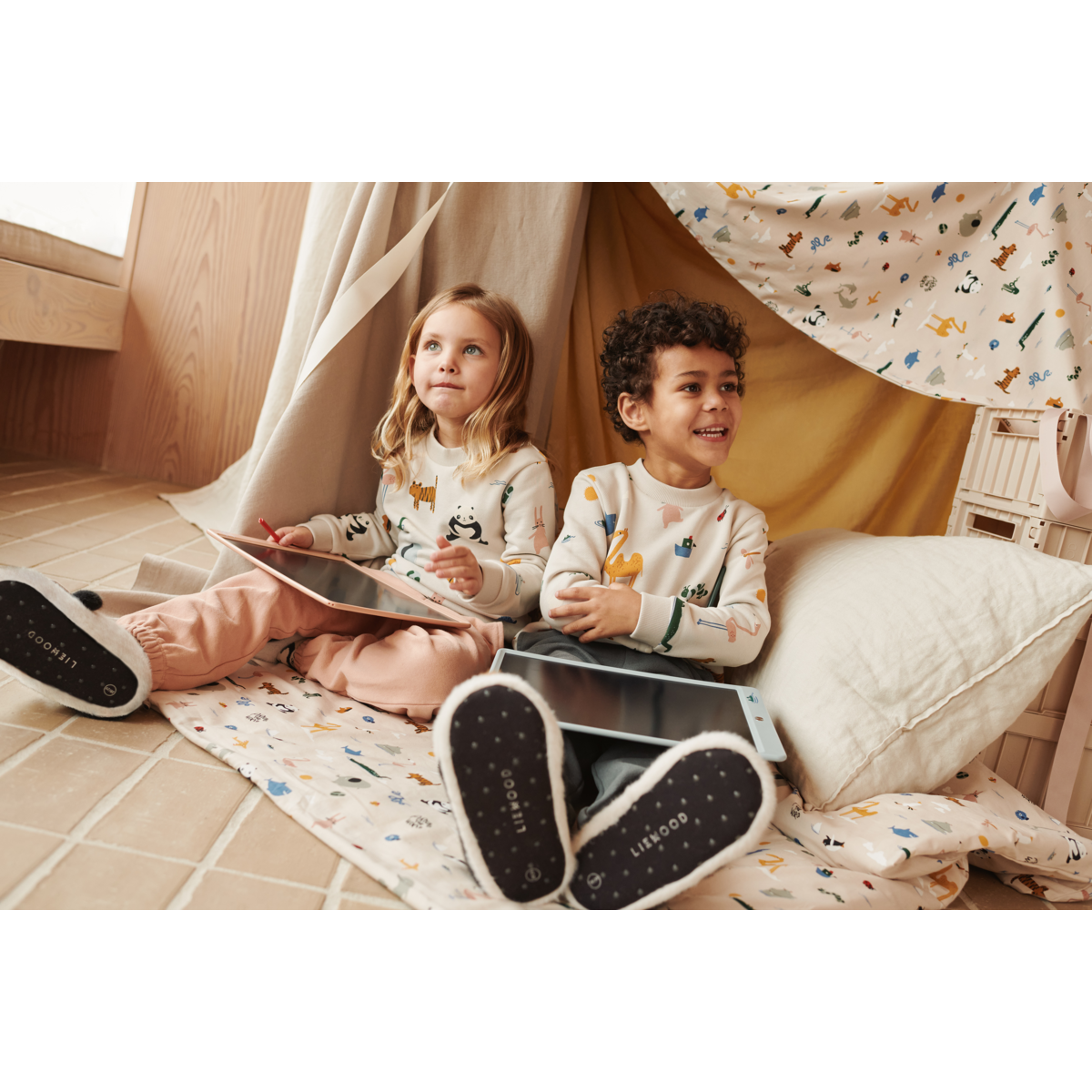 Thora Sweatshirt Around The World